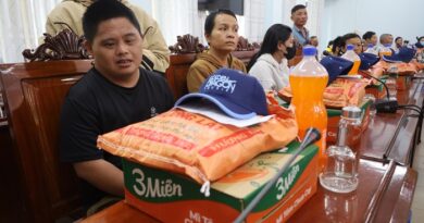 Ủy ban MTTQ Việt Nam xã Tây Hòa tổ chức Chương trình trao quà cho người mù, người khuyết tật và các hộ có hoàn cảnh khó khăn trên địa bàn xã