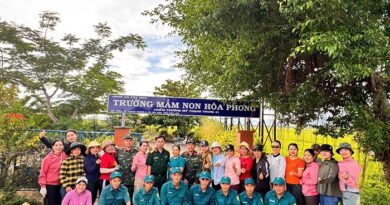 Ban Chỉ huy Quân sự xã Tây Hòa cùng Trường Mầm non Hòa Phong chỉnh trang trường lớp chuẩn bị cho năm học mới.